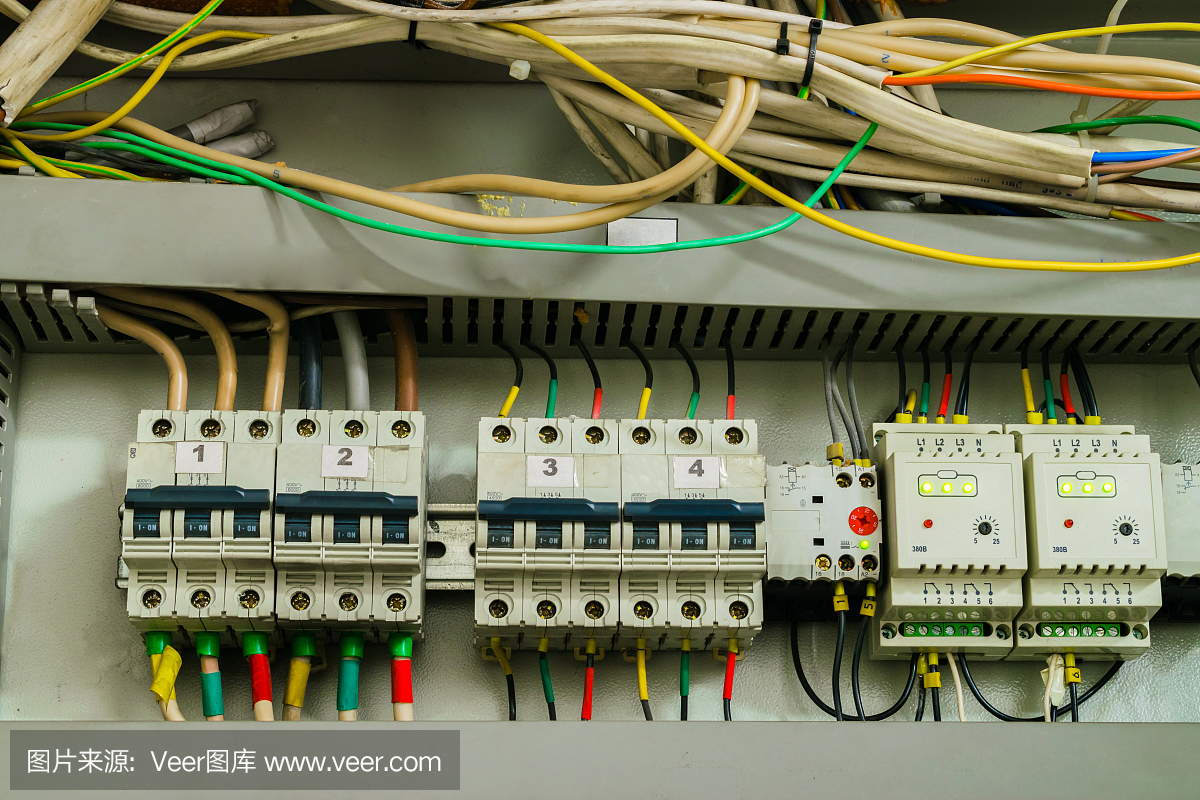 電機(jī)及電線事務(wù)用開關(guān)箱內(nèi)